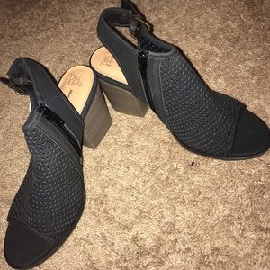 Black wedges